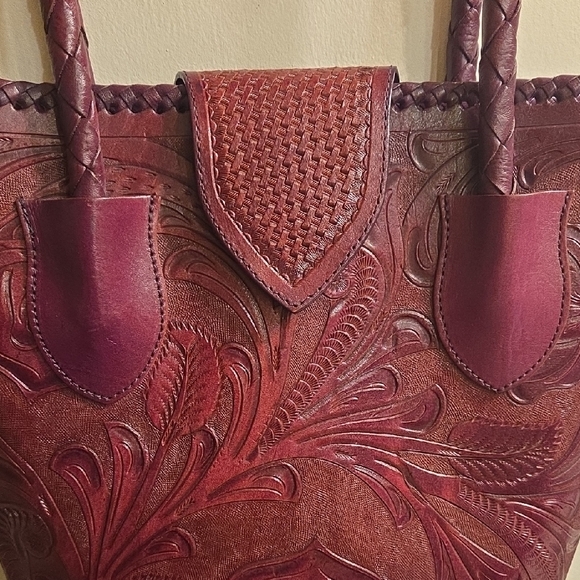Alexandro Yeo Elegant Burgundy Embossed Tote Bag - Picture 13 of 13